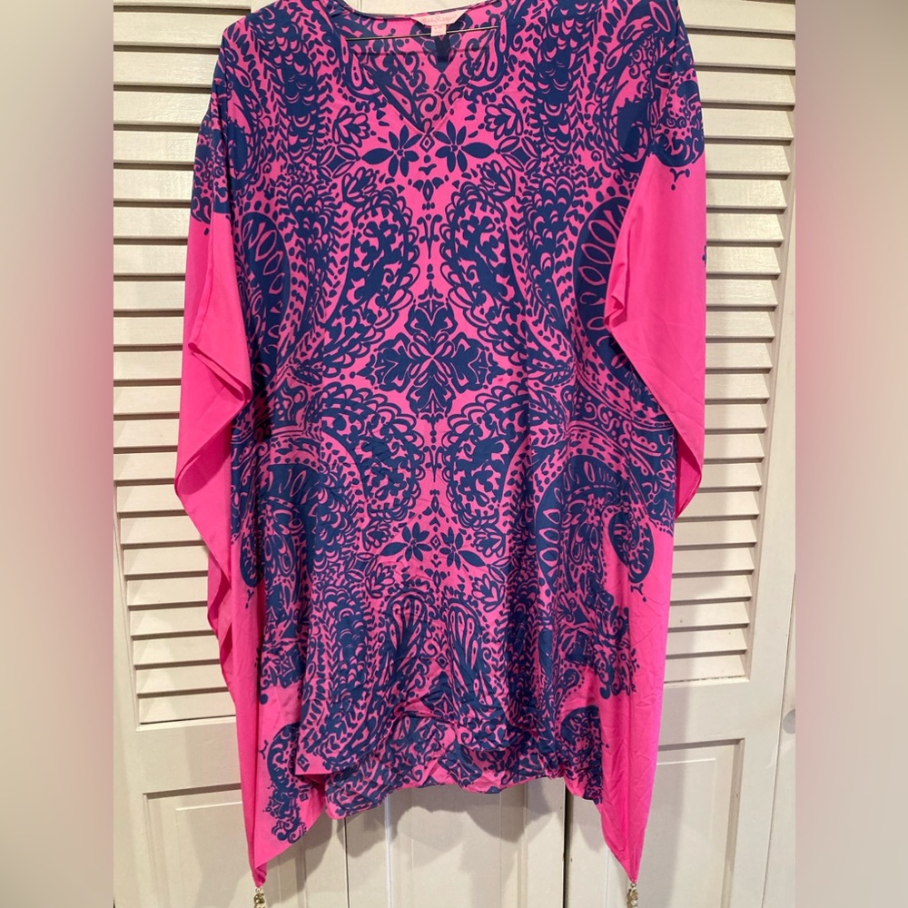 Lilly Pulitzer Excellent condition. Pinks and blues. Gold weights on bottom.